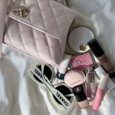 rich girl aesthetic Perfume Pink Aesthetic, Wren Beaumont, Lancaster Prep, Monica Murphy, Makeup And Perfume, Paris Lifestyle, Blair Waldorf Aesthetic, Pink Era, Pink Skincare