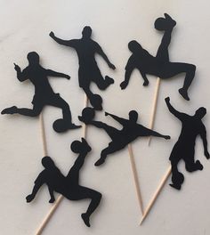 the cupcake toppers are made to look like silhouettes