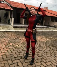 Deadpool Outfit Woman, Deadpool Cosplay Woman, Female Deadpool Cosplay, Megacon Outfits, Deadpool Couple Costume, Lady Deadpool Costume, Deadpool Outfit Ideas, Lady Deadpool Cosplay, Ladypool Costume