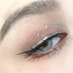 Silver And Blue Eye Makeup Simple, Angle Makeup Looks, Makeup Looks With Eyeliner, Trend Eyeliner, Silver Eyeliner Makeup, Y2k Makeup Aesthetic, Drawing Makeup