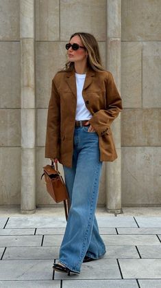 Explore trendy and versatile suede jacket outfits for fall, with tips on styling them effortlessly for any occasion Brown Suede Jacket Outfit, Suede Jacket Outfit, Suede Outfit, Jacket Outfit Women, Coachella Outfit, Brown Suede Jacket, Blazer Outfits, Fashion Over 40, Autumn Outfit