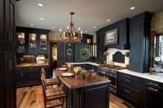 Home inspo aesthetic Elegant Kitchen Design Modern, Traditional Kitchen Cabinets, Espresso Cabinets, Black Kitchen Decor, Elegant Kitchen Design, Kitchen New York, Kitchen Design Modern, Victorian Kitchen, Kitchen Wood