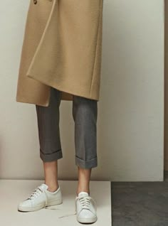 Camel Minimal Stil, Tan Coat, Mode Casual, Ffa, Carrie Bradshaw, Grey Pants, Inspiration Mode, Coco Chanel