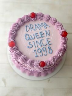 a cake with the words drama queen since 1989 written on it in blue and pink frosting