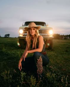 Country Fashion Editorial, Country Sunset Photoshoot, Western Photoshoot Ideas With Truck, Lainey Wilson Photos, Female Country Aesthetic, Lainey Wilson Photoshoot, Country Music Photoshoot, Lainey Wilson Aesthetic, Western Photography Poses