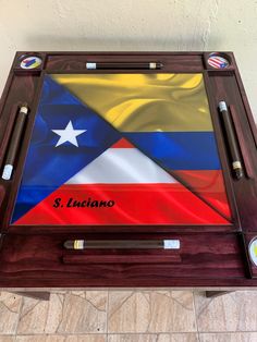 a wooden tray with the flag of the state of texas painted on it and writing in spanish