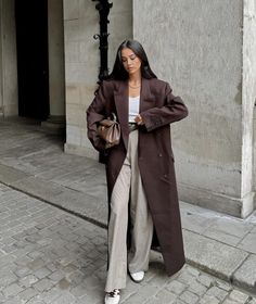 Long Brown Coat Outfit, Brown Trousers Outfit, Fall Business Outfits, Brown Coat Outfit, Beige Pants Outfit, Long Brown Coat, Outfit Inspo Aesthetic, Fall Winter Coat, Casual Outfit Inspiration