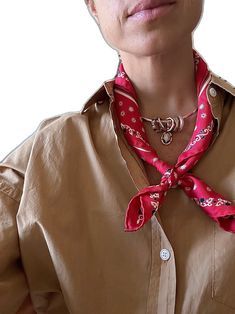 Fall 2024 Accessories, Red Scarf Outfit, Bandana Neck Scarf, Australian Winter Fashion, Ireland Fashion, Oversized Grey Sweater, California Outfits, Mode Casual