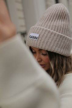 Ganni Hat Outfit, Ganni Beanie Outfit, Beanies Photoshoot, Beige Beanie Outfit, Ganni Hat, Ganni Beanie, Beanie Aesthetic, Beanie Hat Outfit, Beige Beanie