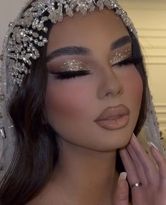 Makeup Looks To Go With Champagne Dress, Champagne Glitter Eye Makeup, Makeup Ideas For Prom Gold Dress, White Gold Eyeshadow, Quince Makeup Glitter, Makeup Ideas For 21st Birthday, Gold Prom Eye Makeup, Gold Prom Looks Makeup, Prom Makeup For Champagne Dress