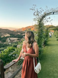 Malibu Winery Outfit, Vinyard Wine Outfit, Winery Birthday Photoshoot, Wine Tasting Photo Poses, Wine Farm Aesthetic, Winery Selfie, Wine Astethic