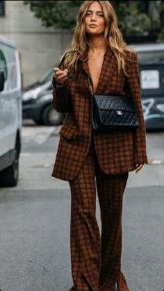 Suit Woman Wedding Guest, Paris Night Out Outfit, Whats My Style, 2023 Street Style, English Fashion, Moda Vintage