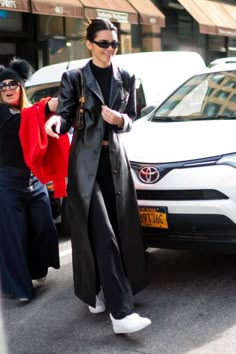 City Winter Outfit, Rich Aesthetics, Leather Coat Outfit, Nyc Fashion Winter, New York Winter Outfit, Kendall Jenner Outfits Casual, Kendal Jenner