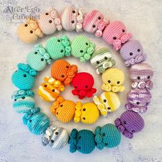 there are many crocheted teddy bears arranged in a circle