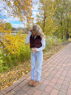 wearing a fall outfit with ugg slippers and a coffee Brown Puffer Vest Outfit, Brown Vest Outfit, Winter Fashion Aesthetic, Light Wash Jeans Outfit, Starbucks Outfit, Light Jeans Outfit, Ankle Boots Style, Puffer Vest Outfit