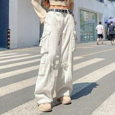 Low Rise Baggy Cargo Pants, White Cargo Pants Outfit, Korean Grunge, Preppy Aesthetic Outfits, Cargo Pants Streetwear, White Cargo Pants, 2000s Streetwear, Pants Streetwear, Denim Cargo Pants