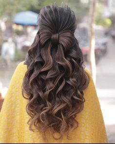 Curls For Indian Wedding, Simple At Home Hairstyles, Open Hairstyles Indian Wedding Curls, Pony Hairstyles Wedding Indian, Open Curls Hairstyles, Hair Styles For Engagement Brides, Reception Hairstyles Indian Brides, November Hairstyles, Engagement Hairstyles Indian