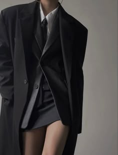 Fall Aesthetic Dark, Women In Suits, 90s Minimalism, Aesthetic Grey, Grey Aesthetic, Aesthetic Dark Academia, Makeup Mistakes, Tom Riddle, Minimal Outfit