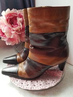 Square-end women's boot - heels - vintage boot - brown brown leather - patchwork boot - 90s - size 36 made in Brazil Beautiful boots 😍 in very good condition !! Size 6 ❤ Please note you can choose from 13 different shipping methods for those items, you need to scroll down on the shipping to see the different options 🥰 thank you so much to pick the one who fits the best for you.   Great care and attention go into selecting items that will bring new joy. Since these pieces are pre-loved, they ma Patchwork Boots, Boot Heels, Heels Vintage, Womens Booties, Booties Ankle Boots, Leather Patchwork, Brown Brown, Beautiful Boots, Vintage Boots