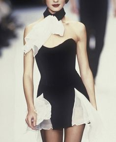 Chantal Thomass, 90s Runway Fashion, Runway Fashion Couture, Vintage Runway, Runway Outfits, Modern Vintage Fashion, Claudia Schiffer, Fashion Styling, Naomi Campbell