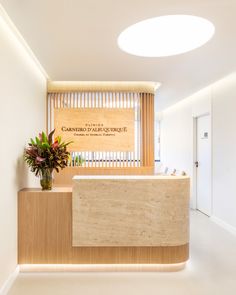 a wooden reception desk in front of a sign that reads camasino de palauerque