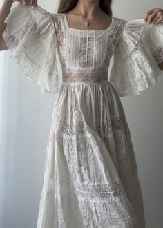 Flowy Dress Aesthetic, Historical Dresses, Mode Inspo, Fashion Inspo Outfits, Beautiful Dresses, Vintage Dresses