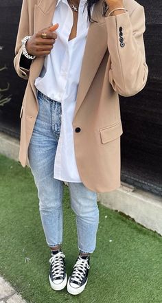 Blouse With Sweater Outfit, Aesthetic Business Casual Outfits, Polished Casual Outfits, Jeans Outfit Work, Looks Jeans, Weekend Outfits, Winter Fashion Outfits Casual, Beige Outfit, Casual Outfit Inspiration