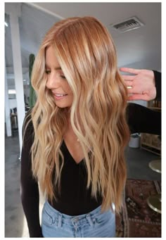 Fun Things To Do With Blonde Hair, Medium Balayage, Balayage Copper, Balayage Honey, Copper Blonde Hair, Aesthetic Blonde, Copper Balayage, Red Blonde Hair, Strawberry Blonde Hair Color