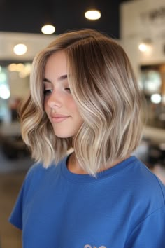 Discover 41 modern inverted bob haircuts that women are loving right now! Trendy, edgy, and effortlessly chic—find your next hairstyle here. 💇‍♀️✨ #InvertedBob #HairTrends2024 Blond Balayage Short Hair, Dark Blonde Hair Bob, Long Face Bob, Bob Balayage Blonde, Old Money Short Hair, Haircuts Women, Inverted Bob Haircuts, Bronde Hair, Bob Cuts