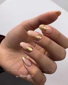 Short Golden Nails, Gold Leaf Nails, Bridal Shower Nails, Runway Nails, Gold Manicure, Golden Nails, Lilac Nails, Nail Art Videos, Shellac Nails