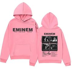 Feiern Sie das Erbe von Eminem mit diesem exklusiven Hoodie mit Grafik zur Welttournee. Dieses übergroße Unisex-Sweatshirt ist ideal für Fans und bietet eine stilvolle Möglichkeit, Ihre Liebe für den legendären Rapper und seine kultige Musik zu zeigen.   Merkmale:     Material: 100 % schwere Baumwolle   Ärmellänge: Kurz (4-16 Zoll)      GRÖSSENTABELLE Rapper Eminem, Eminem Music, Groom Tuxedo Wedding, Pink Hoodies, B Day Gifts