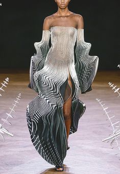 Haute Couture Runway 2023, Iris Van Herpen Couture, Iris Van Herpen, Chanel Cruise, Catwalk Fashion, Couture Mode, Weird Fashion, Christy Turlington