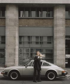 City Fashion Photography, Street Fashion Photoshoot, Portrait Photography Lighting, Street Photography Portrait, Cars Brand, Vintage Photoshoot, Car Projects, Classic Porsche