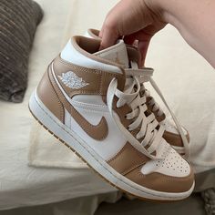 The Jordan 1 Mid Tan Gum Features A White Leather Upper With Tan Overlays And Swooshes. At The Collar, A Signature Air Jordan Wings Logo Is Printed In White, Similar To The Original 1985 Air Jordan 1. From There, A Jumpman Tongue Label And Gum Outsole Add The Finishing Touch. The Jordan 1 Mid Tan Gum Released In September Of 2021 And Retailed For $120. Product Is Barely Worn And Lightly Worn Inside. Clean Title And Selling For Best Offer! Beige Air Jordans, Cream Jordans, Nike Dunks Brown, Earth Tone Shoes, Brown Jordans, Jordan Beige, Zapatillas Aesthetic, Shoes Jordan 1, Jordan Wings