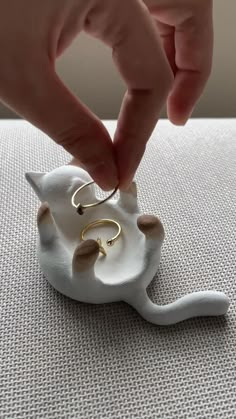 Air Clay Ring Holder, Air Dry Clay Cat Sculpture, Mouldit Clay Art Ideas, Pasta Para Modelar Ideas, Clay Diy Aesthetic, Self Hardening Clay Ideas, Simple Clay Sculpture, Poterry Clay Ideas, Easy Clay Sculpture Ideas