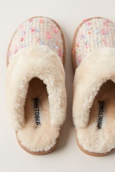 FP X Minnetonka Ribbon Chesney Slippers Cute House Slippers, Christmas 2024 Wishlist, Slippers Aesthetic, Minnetonka Slippers, Fun Slippers, Shopping Wishlist, Preppy Shoes, Comfy Slippers, Shoe Wishlist