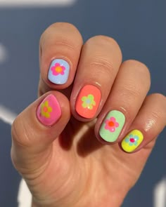 Simple Vibrant Nails, Nail Ideas For Little Kids, Summer Nails Colourful, Colourful Nails For Summer, Happy Nail Art, Short Summer Nail Art, Short Colorful Nails, Simple Groovy Nail Designs, Groovy Nails Flowers