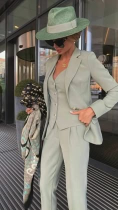 Mode Monochrome, Chique Outfits, Woman Suit Fashion, Looks Chic, Professional Outfits, Sleeve Cardigan, Mode Vintage, Artistry Makeup, Suit Fashion