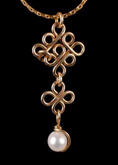 14k GoldFilled Pendant with a fresh water Pearl by meraviloza, $59.00 Anting Manik, Wire Jewelery, Wire Wrapped Jewelry Diy, Bijoux Fil Aluminium, Wire Jewelry Tutorial, Wire Jewelry Designs, Diy Wire Jewelry, Wire Work Jewelry, Wire Necklace