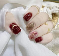 Nail Art Maroon Simple, Nail Maroon, Nail Art Maroon, Desain Salon Kuku, Nails Maroon, Maroon Nail Art, Reflective Nails, Red And Gold Nails