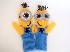 AdultKidsBabyDespicable Me Minion Mittens by myknittingworld, $20.00 Fox Hat Crochet, Hekel Patrone, Crochet Baby Mittens, Happy Birthday Minions, Minion Crochet, Baby Halloween Outfits, Crochet Gloves Pattern, Shoes Socks, Booties Shoes