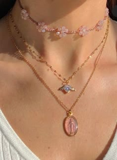 Pink Aesthetic Necklace, Pink Dress Accessories Jewellery, Pink Jewellery Aesthetic, Pretty Jewellery Aesthetic, Jewelry Aesthetic Pink, Light Pink Crown For Quince, Pink Dress Jewelry Ideas, Coquette Jewelry Aesthetic, Fancy Jewellery Necklace