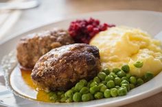 meatballs, mashed potatoes and peas on a plate