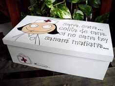 a white box with a cartoon character on the lid and words written in spanish above it