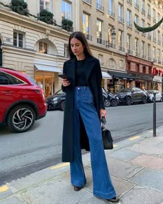 Outfit With Flare Jeans, Shoes To Wear With Flare Jeans, Outfits With Flares, Flare Jean Outfit, Vinter Mode Outfits, Wide Leg Outfit, Popular Jeans, Flare Jeans Outfit, Wide Leg Jeans Outfit