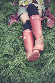 The ultimate style statement for any festival in the UK- the welly. #SAFWstyle Festival Packing, Festival Wellies, Ladies Wellies, Hunter Boots Outfit, Leeds Festival, Horse Riding Boots, Red Hunter, Hunter Wellies