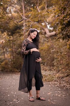 For petite women, pregnancy can be very difficult in terms of fashion. We have compiled a list containing the most amazing petite maternity clothes. Let yourself be inspired by it. #fashion #maternity #MirunaDulcea #outfits #petite