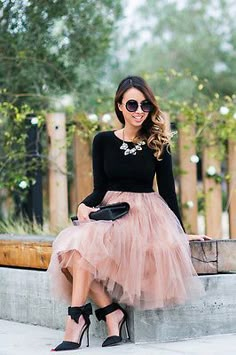 blush pink tulle skirt with sassy black bowed heels, styled @laceandlocks Black Tulle Skirt Outfit, Purple Skirt Outfit, Rok Tile, Tutu Skirt Outfit, Fall Wedding Outfits, Skirt Outfit Ideas