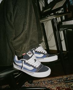 Vans Old Skool Navy, Estilo Vans, Vans Aesthetic, Vans Old School, Sneaker Shop, Vans Outfit, Pretty Shoes Sneakers, Blue Vans, Street Fashion Men Streetwear