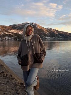 Mountain Outfit Aesthetic, Nature Aesthetic Outfit, Winter Hiking Outfit Women, Roadtrip Outfit, Hiking Pose, Wander Outfit, Road Trip Outfit, Hiking Fits